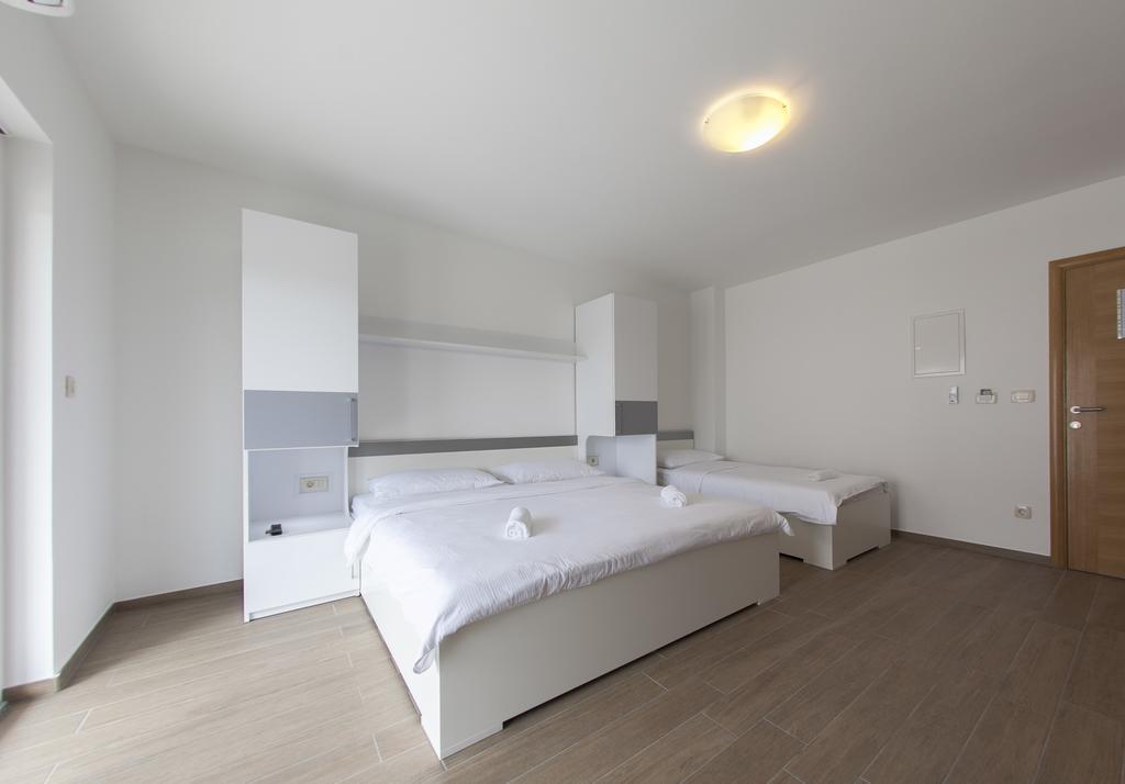 Apartments Villa Klara Baška Voda エクステリア 写真